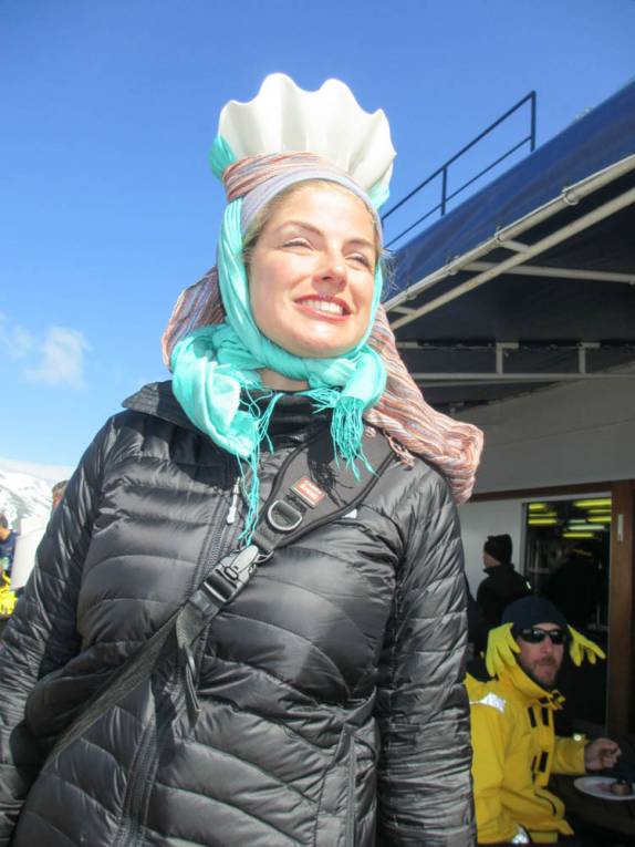 Arrasando no almoço festivo de chapéus criativos no deck do Sea Spirit, na baía de Deception Island, na Antártida